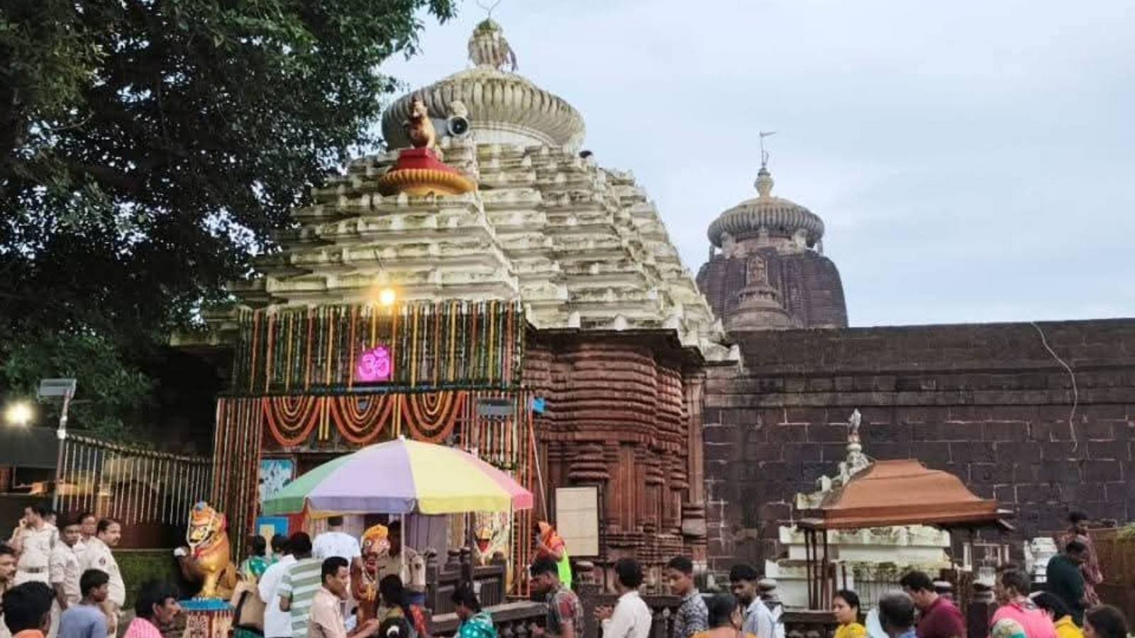 How to reach lingaraj temple