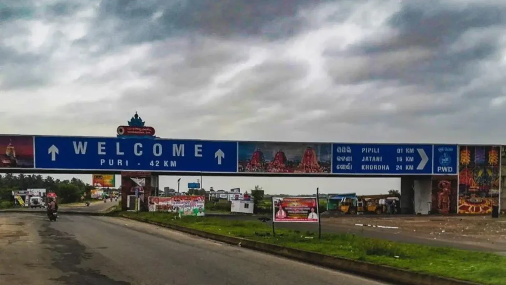 Scenic road from Bhubaneswar to Puri Odisha